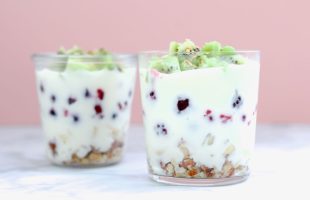 Nutty Kiwi Berry Yogurt Parfait Recipe / @spotebi