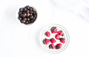 Healthy Homemade Chocolate-Dipped Berries Recipe / @spotebi